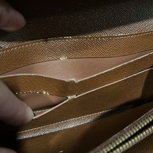 Luis Vuitton Monogram Wallet. - Picture 9 of 17